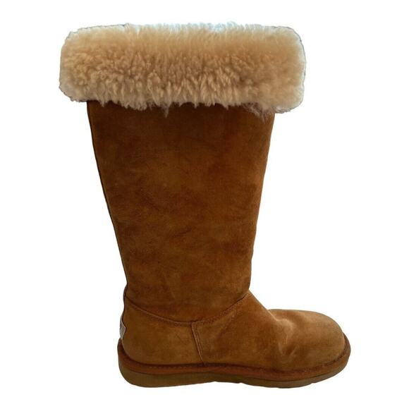 UGGS, size 6, EUC, side lacing, leather and shearling. Metal nameplate on back. - Picture 3 of 11